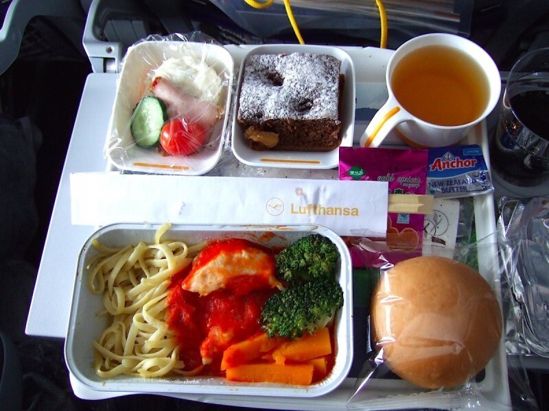 Едят ли стюардессы бортовое питание?
