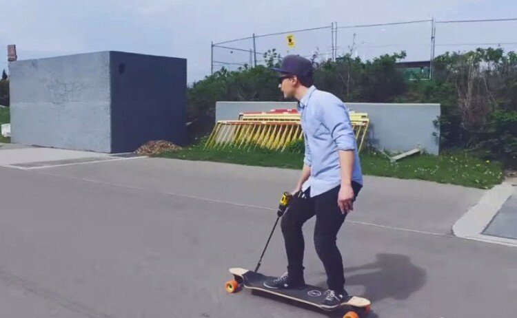 Интересная идея превращения обычного скейта в электрический (видео)