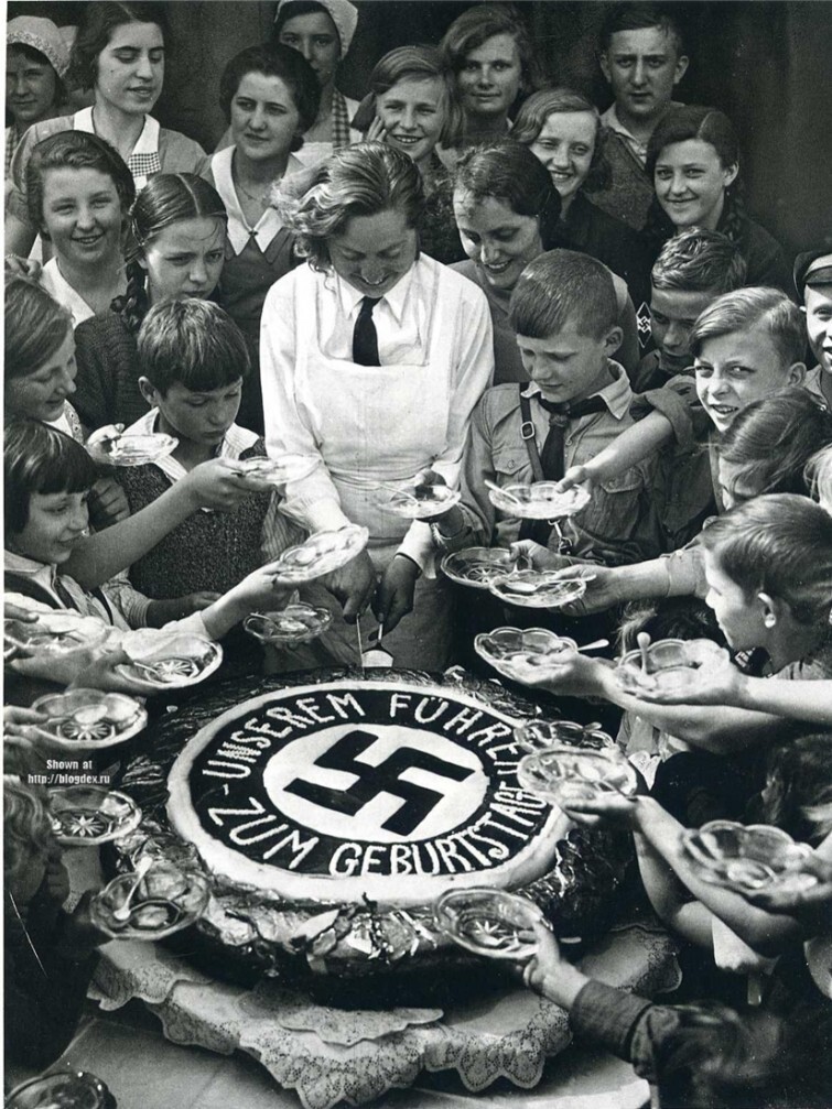 Торт для детей из малоимущих семей в честь Дня рождения Адольфа Гитлера, Третий Рейх, 20 апреля 1934 года
