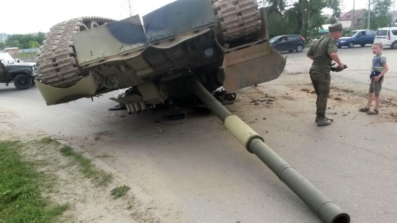 В подмосковном Наро-Фоминске перевернулся танк