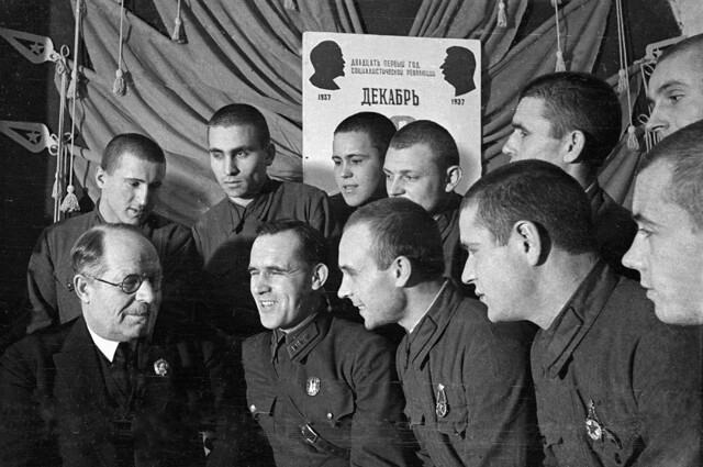 Николай Бурденко встречается с бойцами Пролетарской дивизии. 1938 год