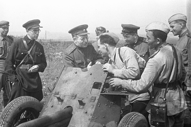 лавный хирург Советской армии Николай Бурденко беседует с солдатами-артиллеристами. 1943 год