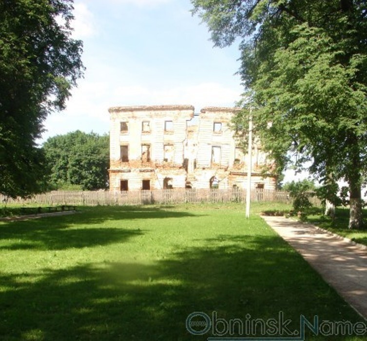 Одним из символов Обнинска является полуразрушенное здание барского дома в Белкинском парке.