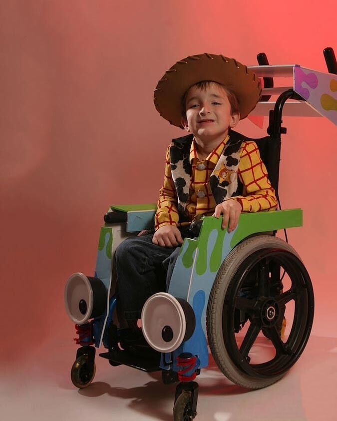Гениальное превращение колясок детей-инвалидов в потрясные костюмы знаменитых персонажей 