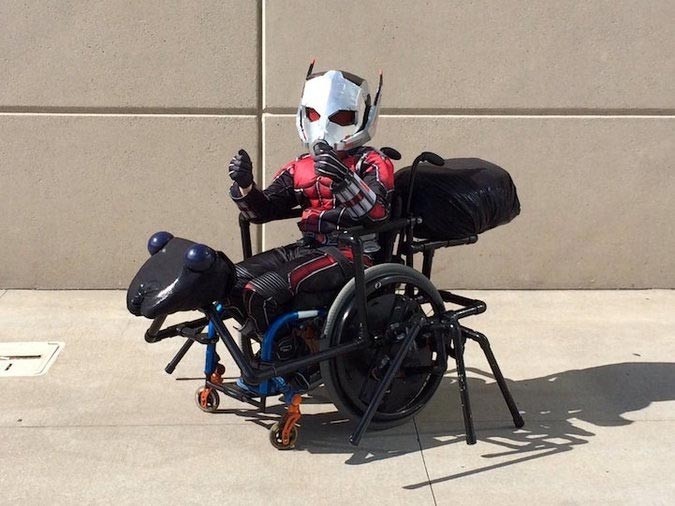 Гениальное превращение колясок детей-инвалидов в потрясные костюмы знаменитых персонажей 