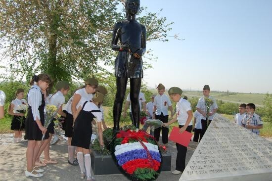 Памятник девочке Миле на Солдатском поле под Волгоградом
