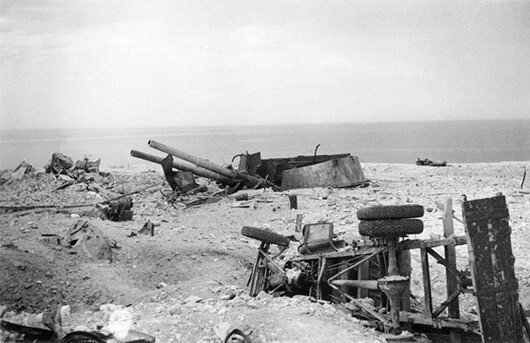Уничтоженная башенная орудийная установка №1 35-й береговой батареи Севастополя.