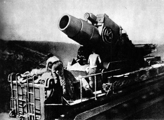 600-миллиметровая мортира «Карл» на огневой позиции под Севастополем, 1942 г.