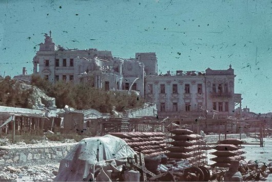 Разрушенный Дворец пионеров на Приморском бульваре. Севастополь. 1942 год.