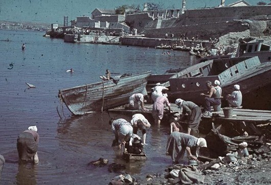 Июль 1942. Стирка одежды в порту Севастополя.