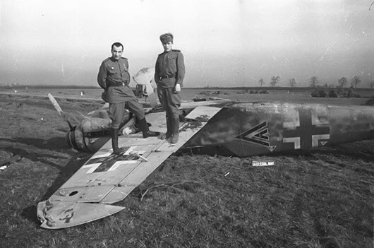 Военнослужащие позируют на сбитом в Крыму немецком истребителе Мессершмитт Bf.109