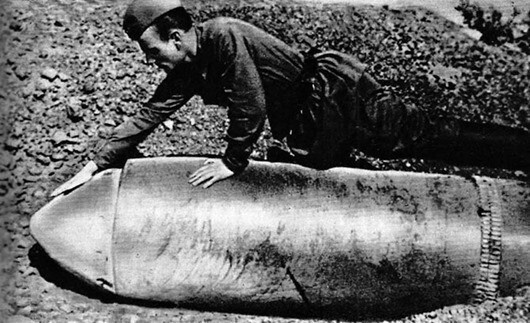 Неразорвавшийся 600 мм. снаряд, упавший на 30 батарею береговой обороны. Севастополь, 1942 г.