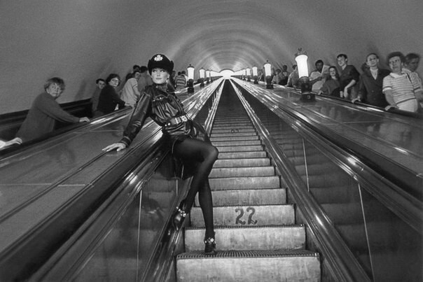 11. Карла Бруни в метро, Санкт-Петербург, 1992 год