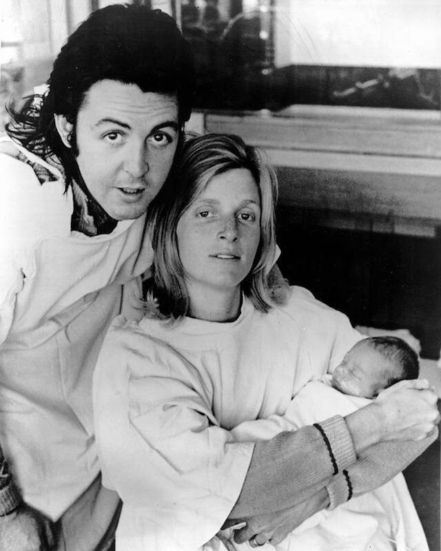 40. Пол, Линда и Стелла Маккартни. 1971 год.