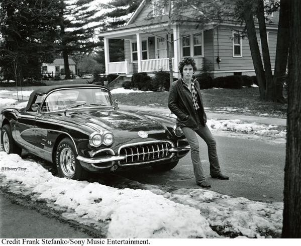 21. Брюс Спрингстин и его новенький Chevrolet Corvette 60-го года. США. 1978 г.