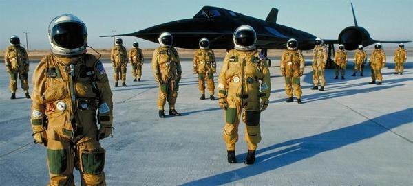 34. Пилоты SR-71 в противоперегрузочных костюмах. Фото Eric Schulzinger. США. Начало 80-х.