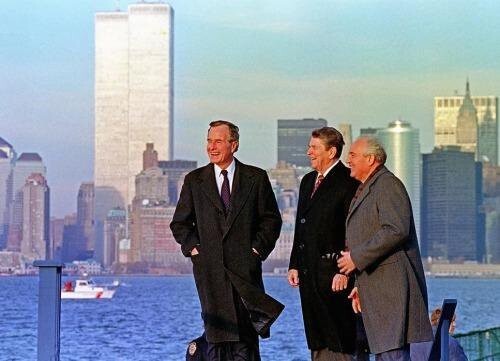 35. Президенты Буш, Рейган и Горбачёв на Манхэттене. Башни близнецы ещё стоят. СССР тоже ещё пока. США. 1988г.