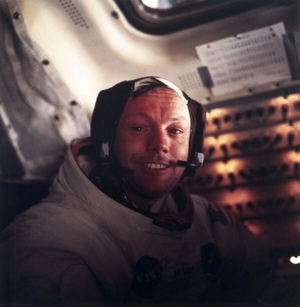 23. Ошалевший от счастья американский астронавт Нил Армстронг после первой прогулки по Луне. 1969г. Apollo-11.