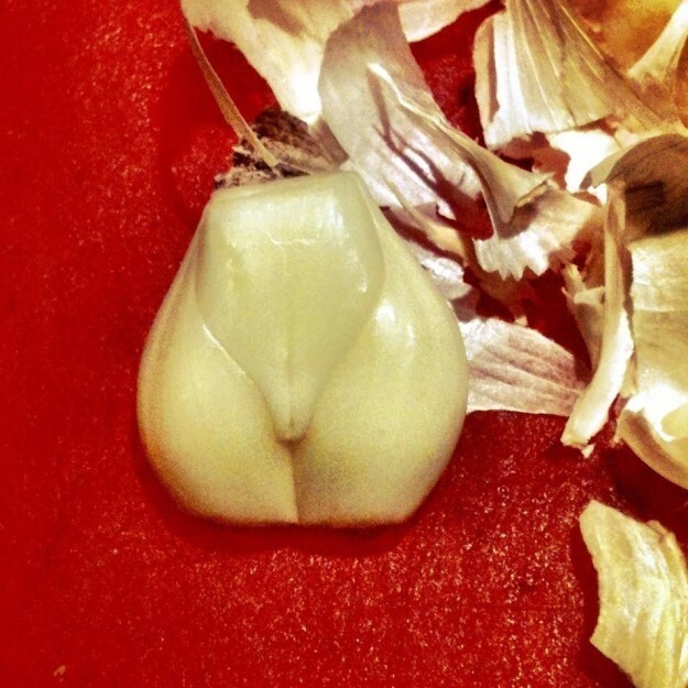Немного деформированный зубчик чеснока 