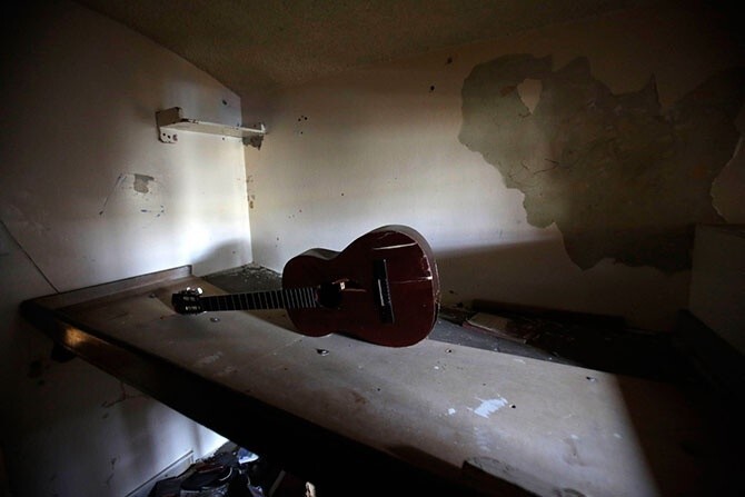 Сломанная гитара, оставленная заключенными при переезде.