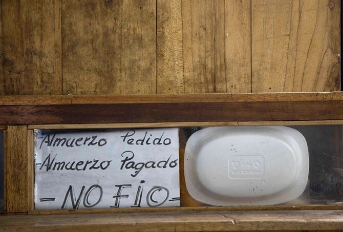 В тюрьме «Гарсиа Морено» местный ларек. Заключенный этой камеры организовал продажу продуктов, открыв небольшой магазинчик. Объявление гласит: «Заказанные. Оплаченные обеды. Никому не верю».