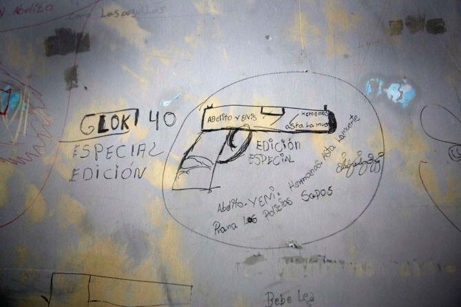 Рисунки на стене. Послание призывает расстреливать полицейских из пистолета марки «Глок».