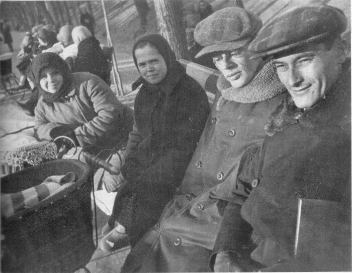 Писатели Ильф и Петров на Гоголевском бульваре. Зима 1932г.