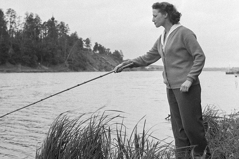 Майя Плисецкая в 1956 году рыбачит на берегу Москвы-реки