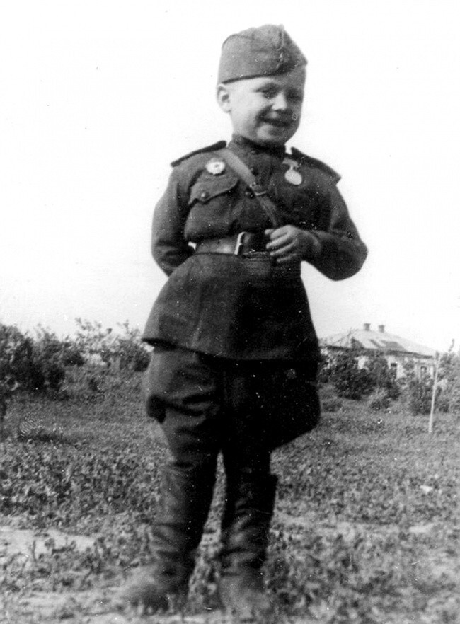 Гвардии рядовой 6-летний Сереженька Алешков, сын полка, 1942. Самый юный солдат войны.