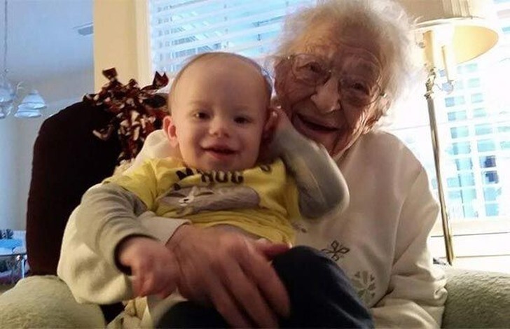 Разница в вечность: прабабушки со своими правнуками