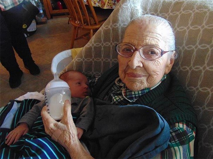Разница в вечность: прабабушки со своими правнуками