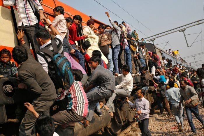 Сегодняшнее население Индии — 1,2 миллиарда человек. У многих единственное средство передвижения-это поезд