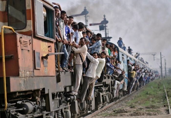 Не стоит думать, что проезд на индийских поездах никак не регулируется правилами. Например, в каждом вагоне обязательно должно быть четыре окна, которые послужат аварийными выходами в случае происшествия.