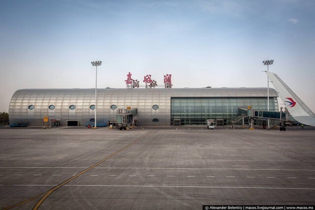 1. Цзяюгуань — ворота в пустыню Гоби с китайской стороны. Но желающих поехать в пустыню не так уж много: сюда не летают самолёты из Пекина и Шанхая: в эту дыру можно попасть, только с пересадкой в Сиане или Ланжоу.