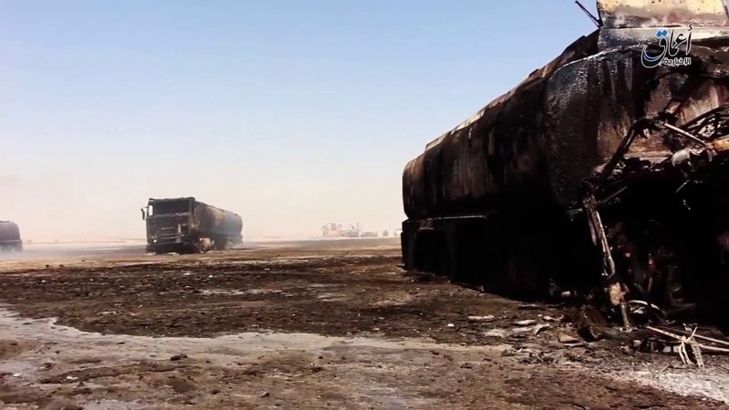 Нефтяной кошмар ИГИЛ: террористы сняли на видео последствия налета ВКС РФ 