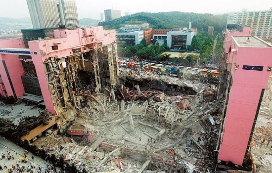 В Южной Корее в 1995 году обрушился целый торговый центр. Погибло более 500 человек. А ведь опасные трещины стали появляться за месяц до трагедии. Просто владельцы центра не хотели закрываться и терять выручку. 