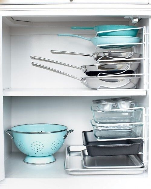 30. Вертикальное хранение посуды в кухонном шкафу с помощью держателей