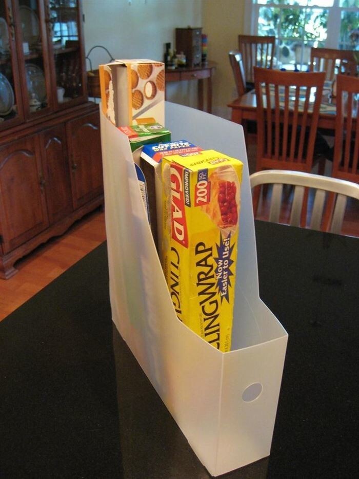25. Вертикальный лоток для бумаг отлично подходит для хранения упаковок пищевой пленки и фольги