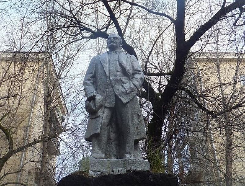 Памятник Ленину обезглавили и сбросили с постамента в Москве