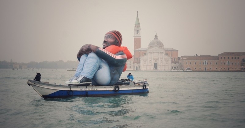 Гигантская инсталляция "Надувной беженец" путешествует по миру