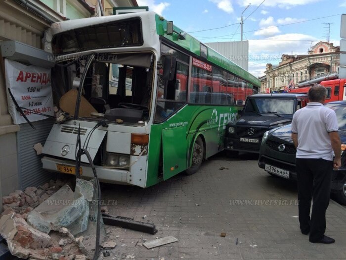 Авария дня. В Саратове автобус врезался в стену дома