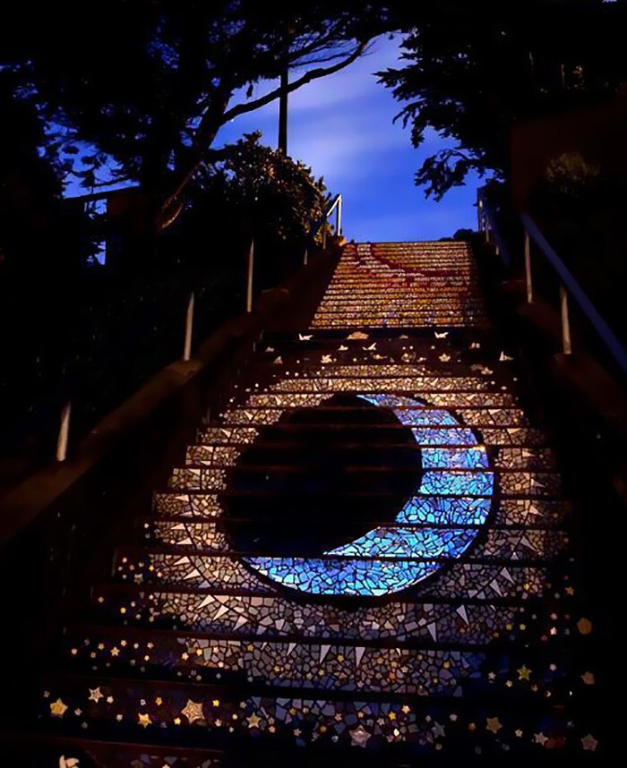 В Сан-Франциско появилась лестница-оборотень