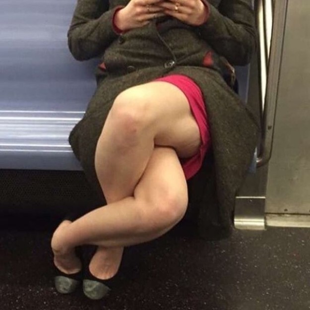 Фотография женщины, странным образом скрестившей ноги в метро, моментально разлетелась по интернету и озадачила всех.