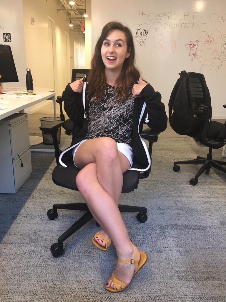Это странное фото девушки со скрещенными ногами свело интернет с ума