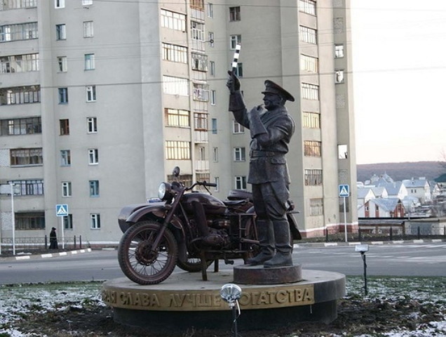 Памятник честному гаишнику в Белгороде
