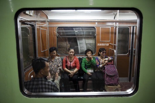 Смущённые пассажиры в вагоне метро в Пхеньяне.