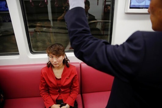 Пассажирка в новом вагоне метро.