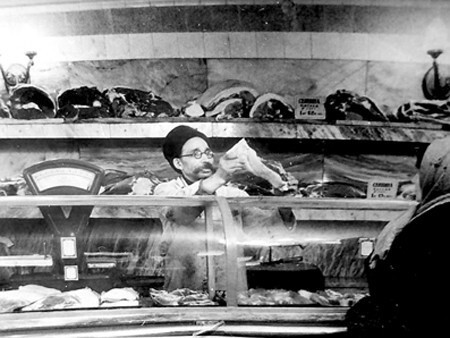 Рига. 1953 год. Отсутствующая колбаса. То, что снимке — это былая роскошь, недоеденное цивилизованными германскими войсками.