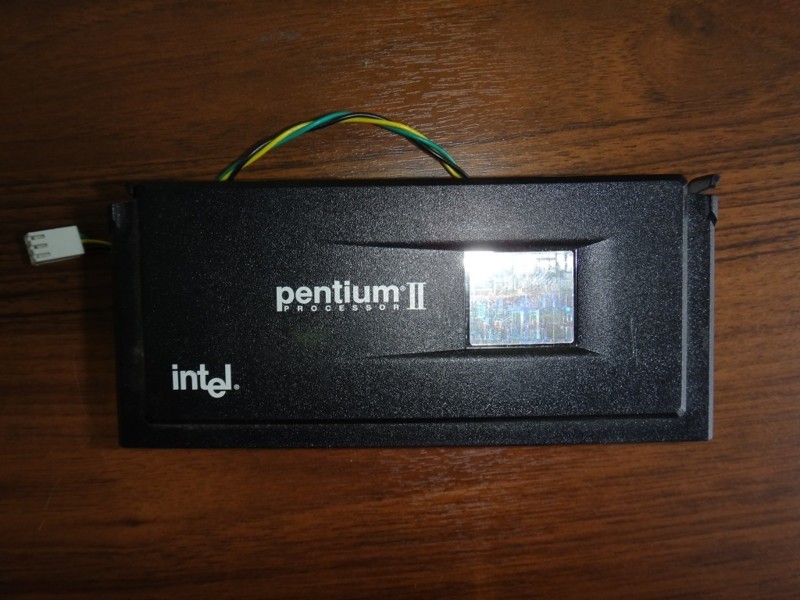  10 июня 1996 года   корпорация «Интел» выпустила процессор "Pentium II"