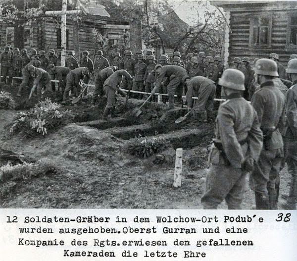 Солдаты Грабера в местечке Поддубье на Волховском фронте копают могилы. Полковник Гурран и его полк, отдают последние почести своим братьям по оружию